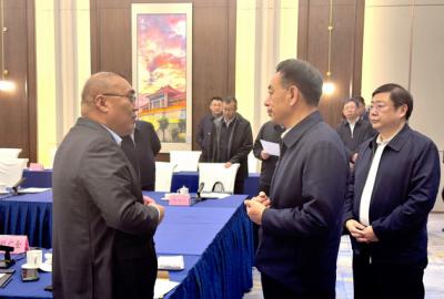 集團董事長苗廣發參加伊犁州山東企業家座談會